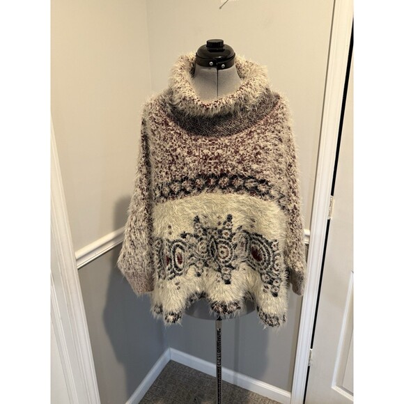 BCBG Maxazria Soft Fluffy‎ Oversized Sweater Poncho Women’s Size M/L - Picture 1 of 8